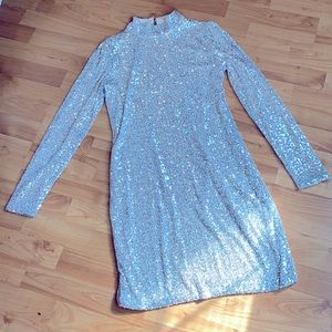 💍 NWT Silver Sequin Mock Neck Long Sleeve Bodycon Dress 💍